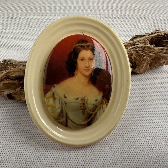 Vintage Celluloid Brooch Victorian Woman Transferware Cameo Oval 2.25" x 1.75" - Picture 4 of 9
